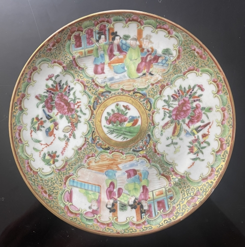 chine_assiette_en_porcelaine_de_canton_a_decors_de_personnages_xixe_asie