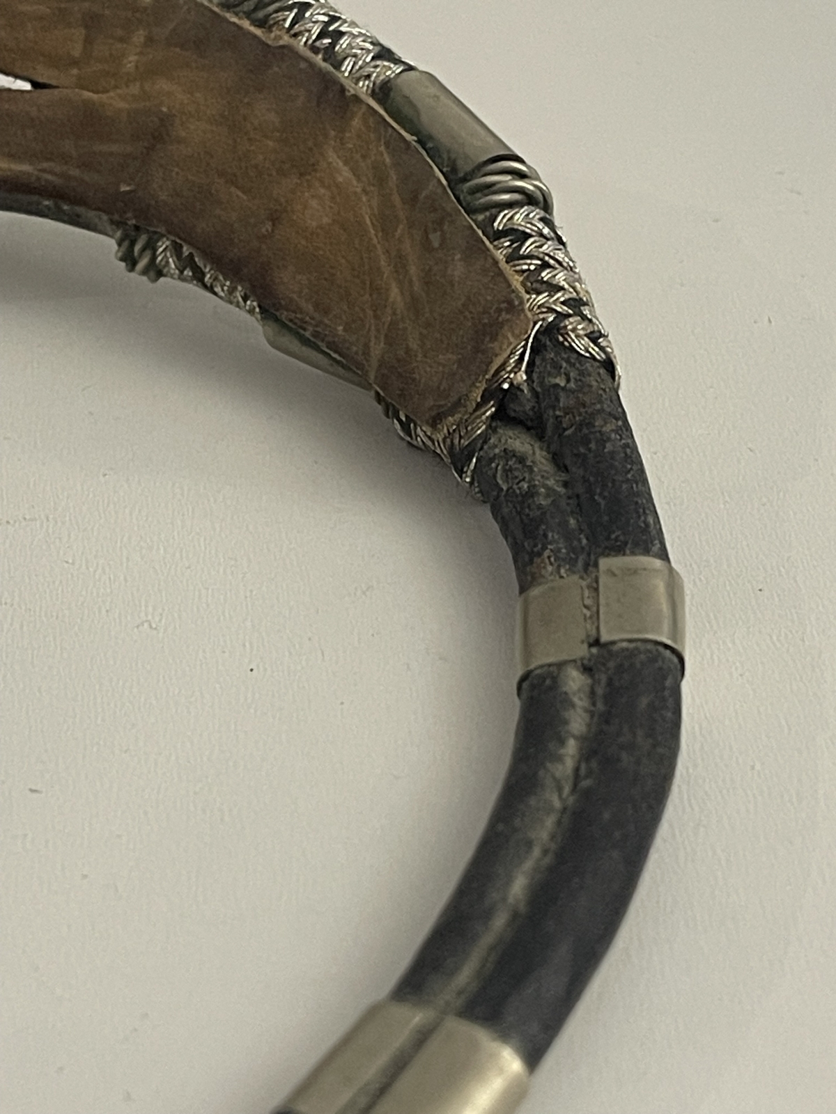 afrique_ancien_collier_tour_de_cou_cuir_et_argent_ethnique_bas_titre_touareg_xx
