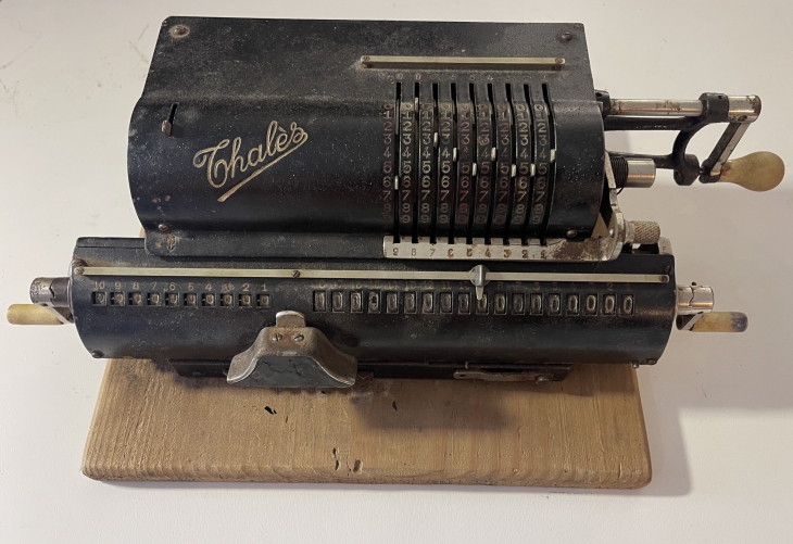 thales_german_calculating_machine_with_hand_crank_and_wooden_stand,_circa_1920???1930