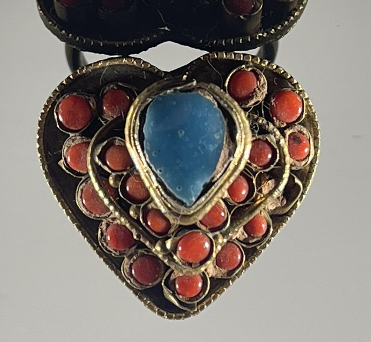 afghanistan_bague_coeur_vers_1960_bijoux_ethnique_afganistan_vert_et_rouge