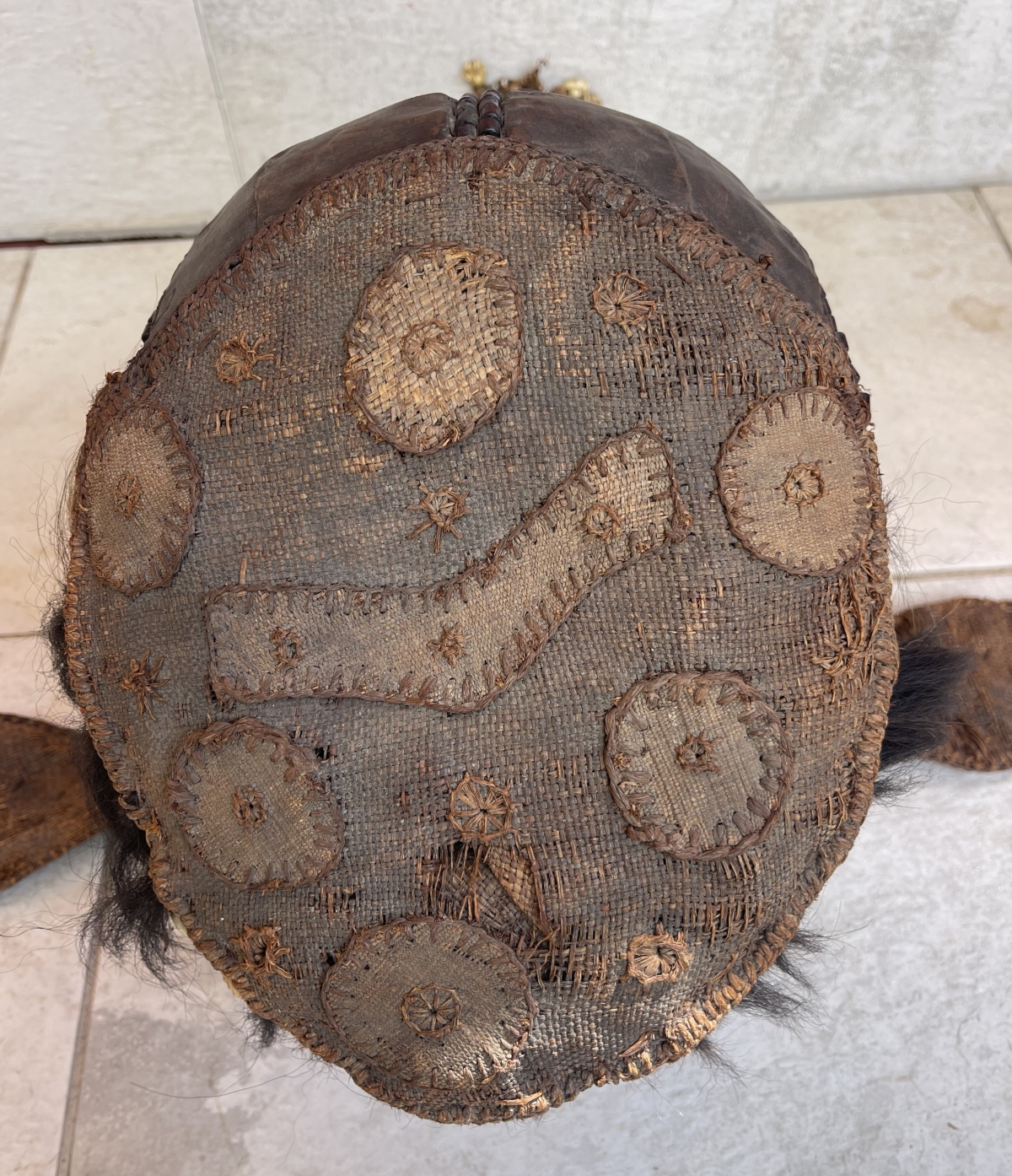 masque_royal_kuba_congo_bois_metal_perles_tissus_vegetal_crinieres_coquillages