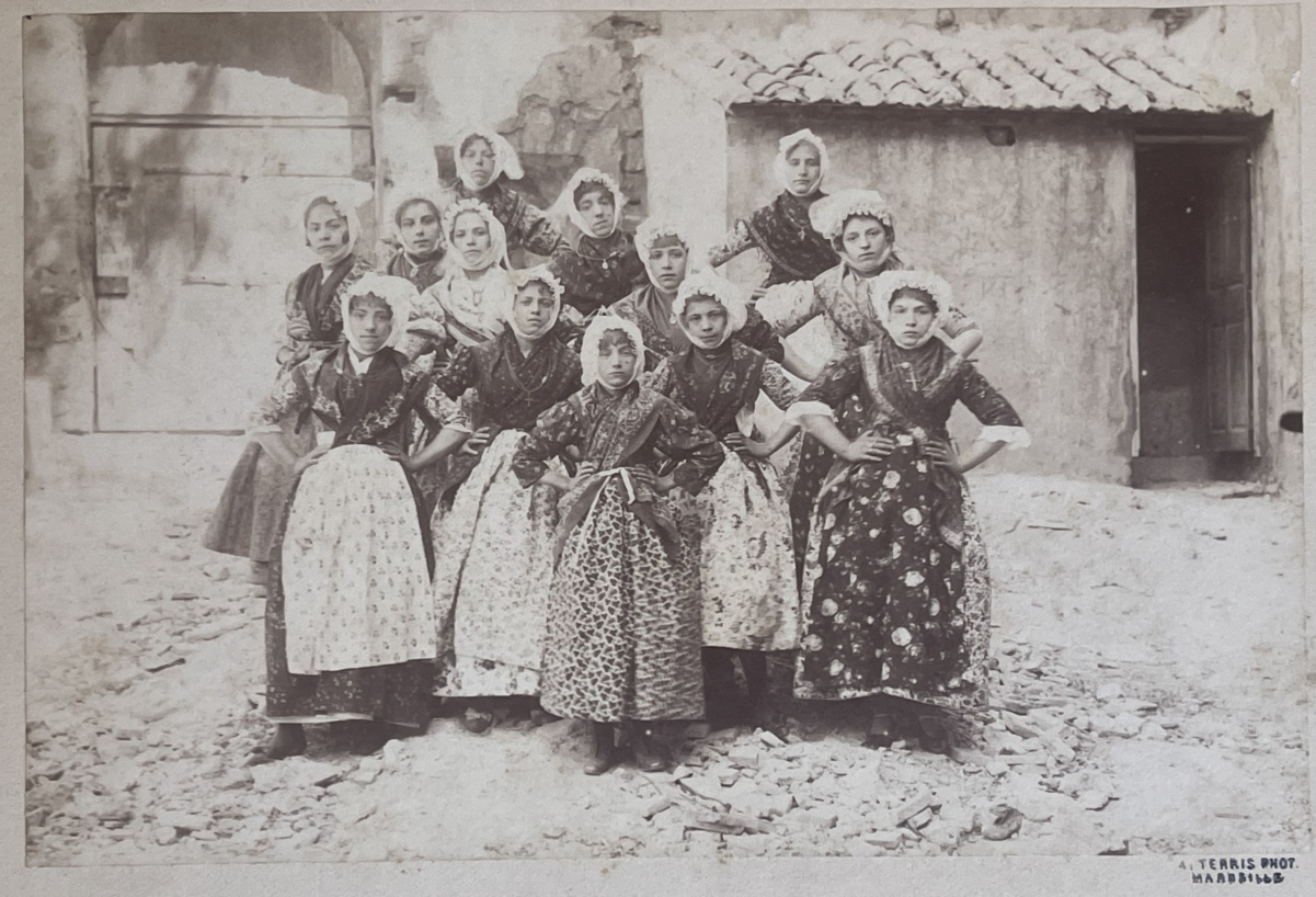 marseille_jeunes_filles_adolphe_terris_1820-1899_photographie_albumine_vers_1865