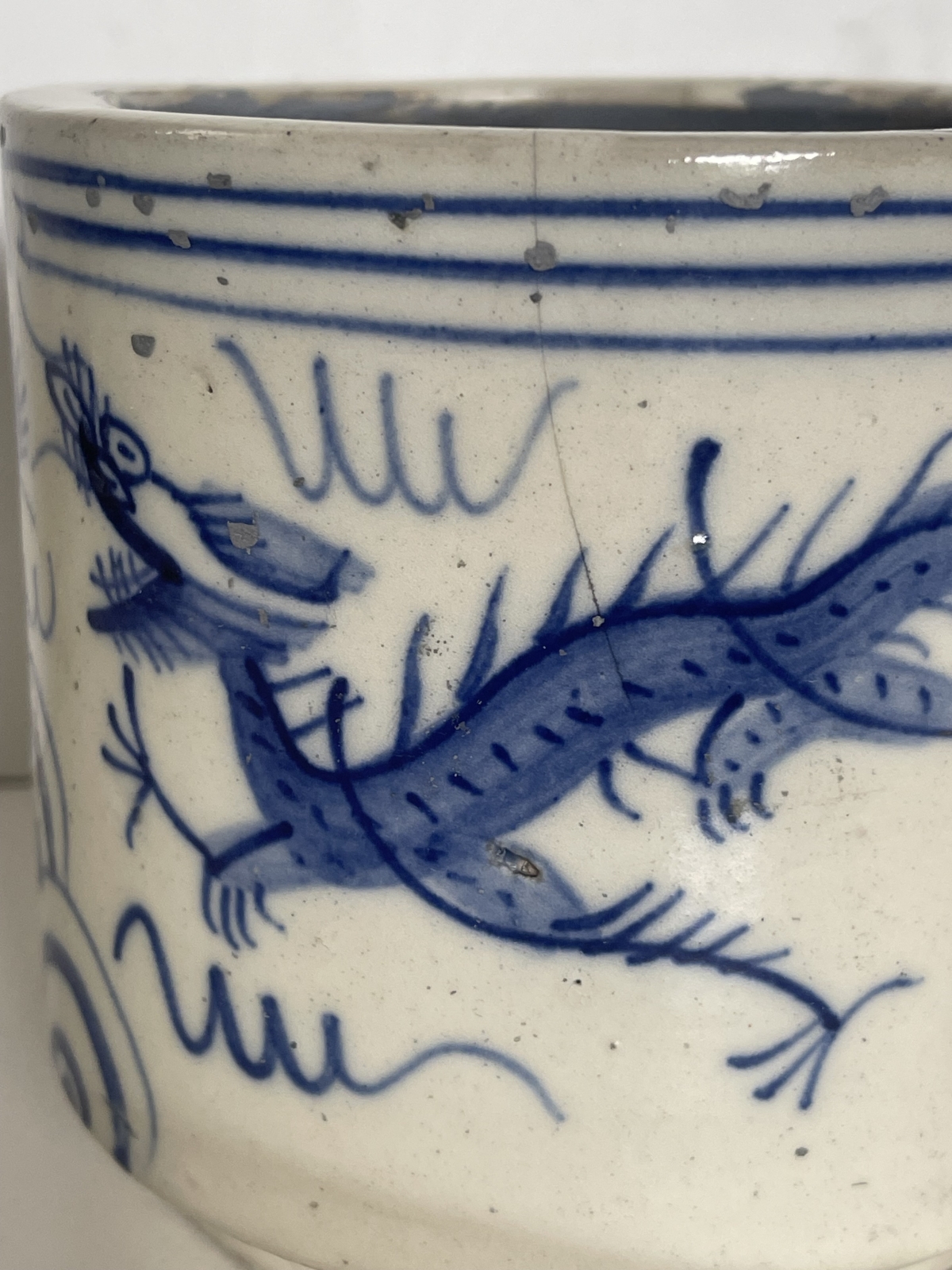 chine_pot_a_pinceaux_bitong_porcelaine_blanc_bleu_dragons_chine_xviii