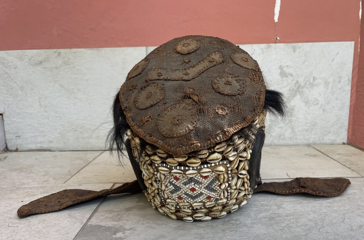 masque_royal_kuba_congo_bois_metal_perles_tissus_vegetal_crinieres_coquillages