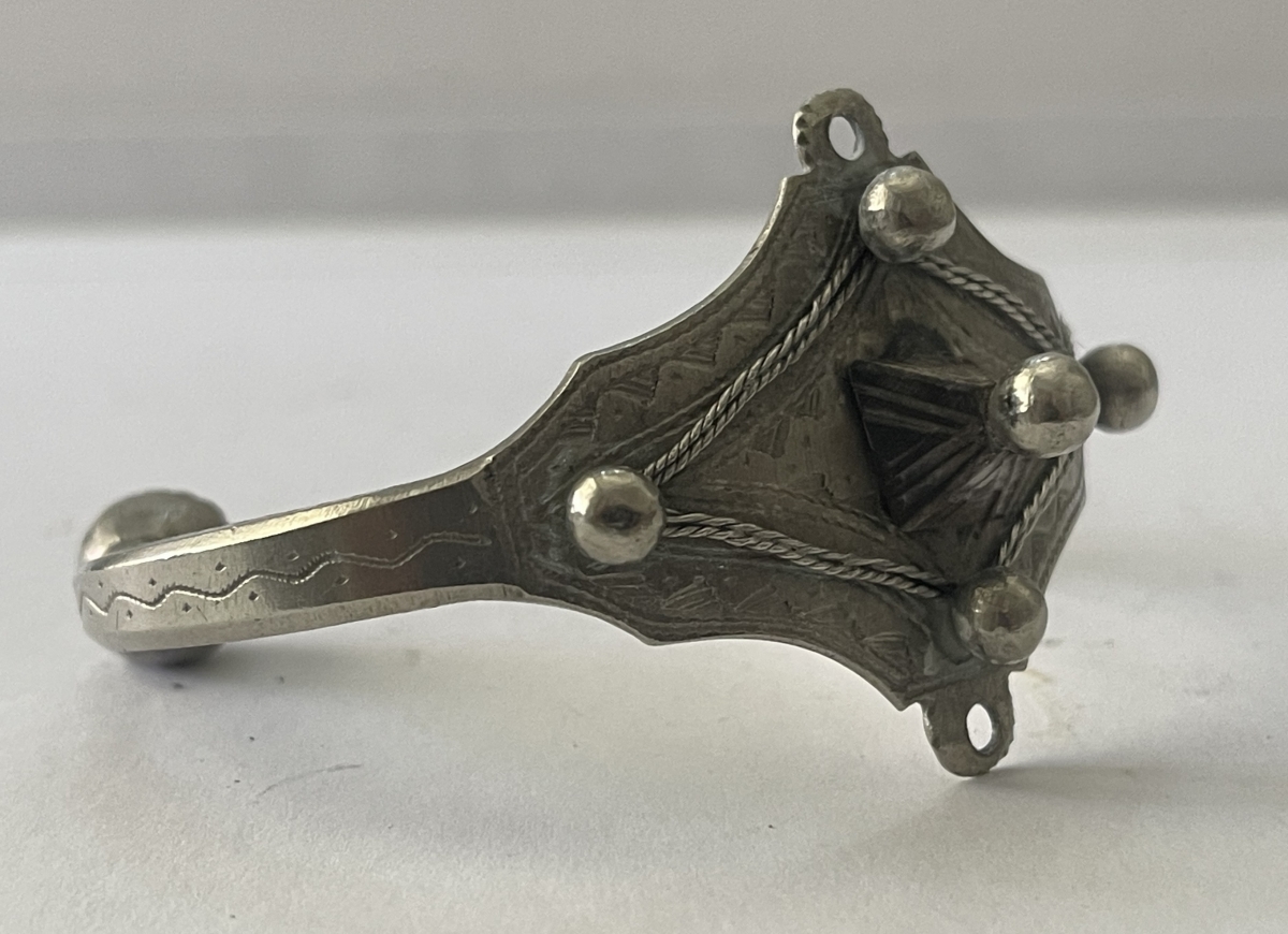 bracelet_berbere_amazigh_ancien_et_rare_technique_mixte_metal_et_bois