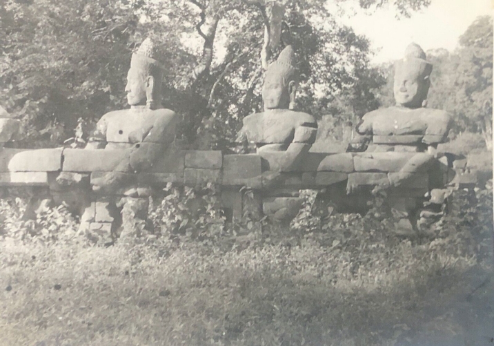 angkor_thom_statues_de_pierres_vers_1950_argentique_cambodge