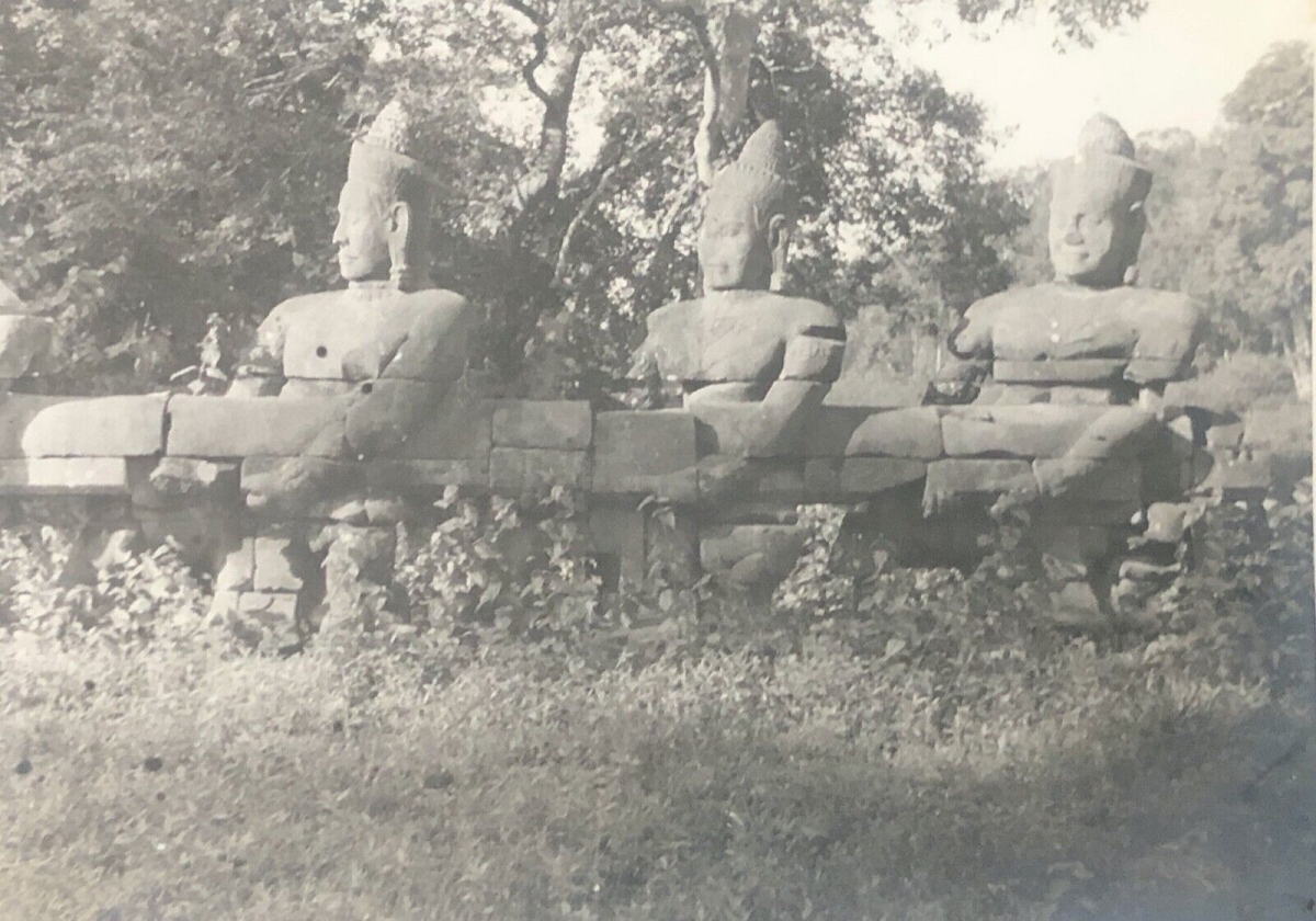 angkor_thom_statues_de_pierres_vers_1950_argentique_cambodge