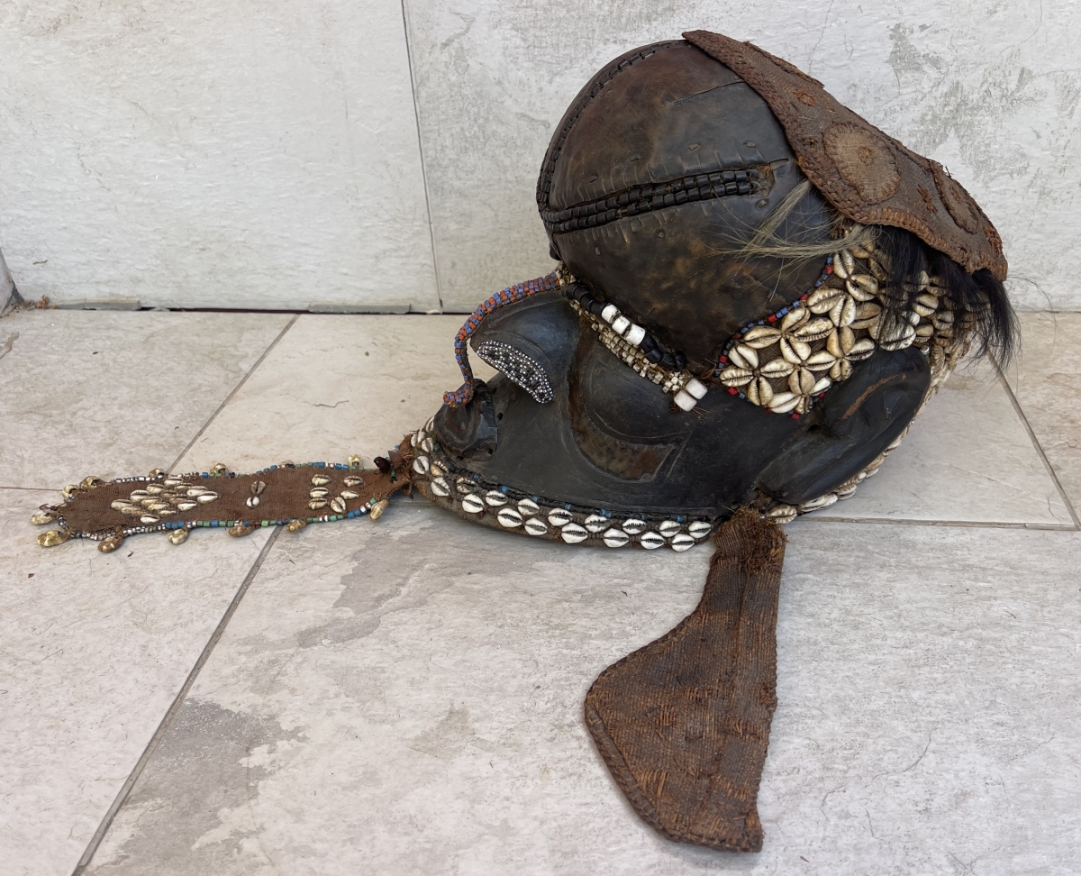 masque_royal_kuba_congo_bois_metal_perles_tissus_vegetal_crinieres_coquillages