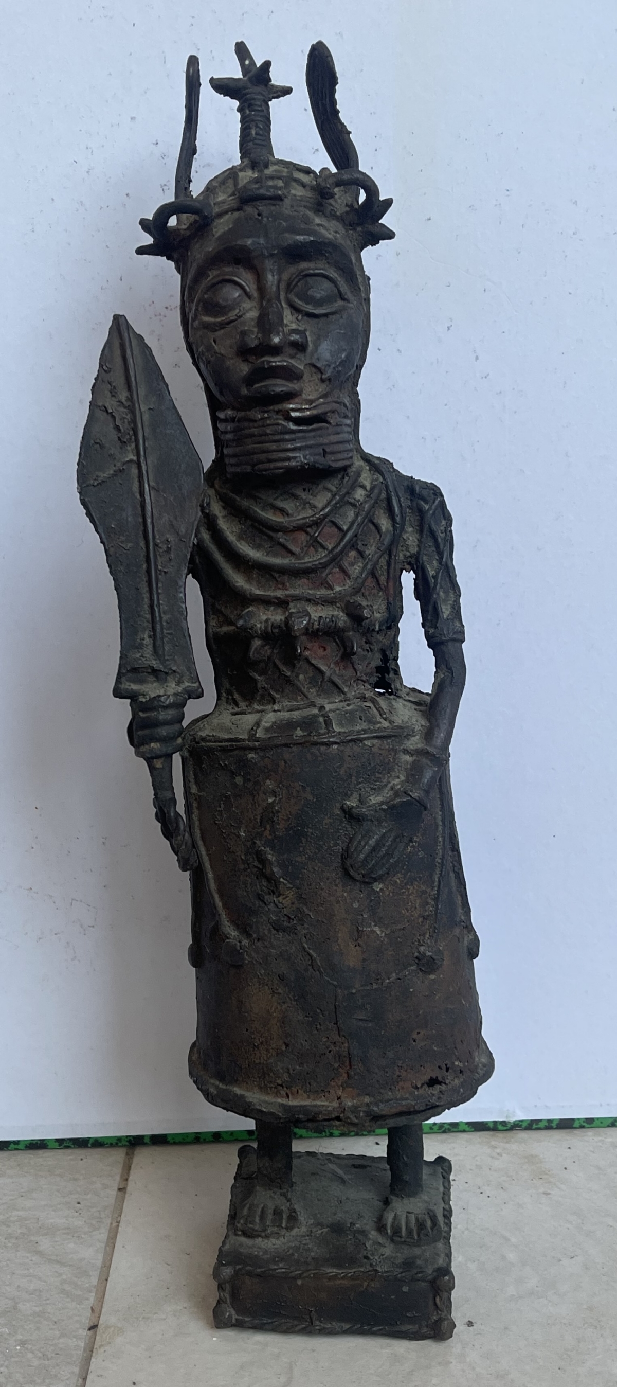 oba_en_tenue_de_guerre_benin_bronze_ife_49_cm