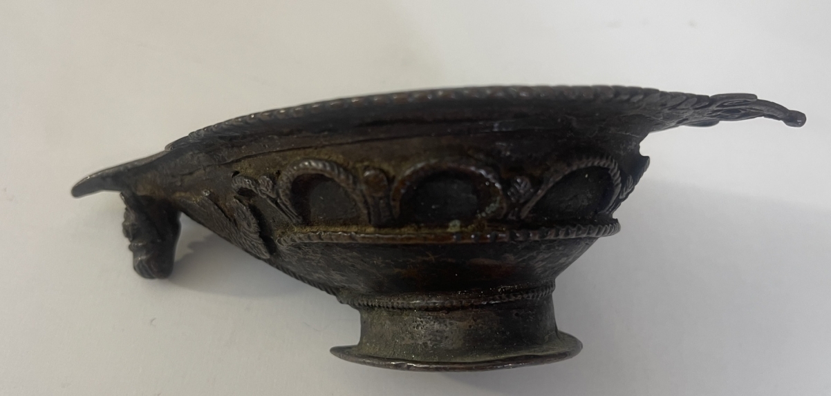 lampe_a_huile_en_bronze_a_patine_inde_ancienne_hindouisme_ou_bouddhisme