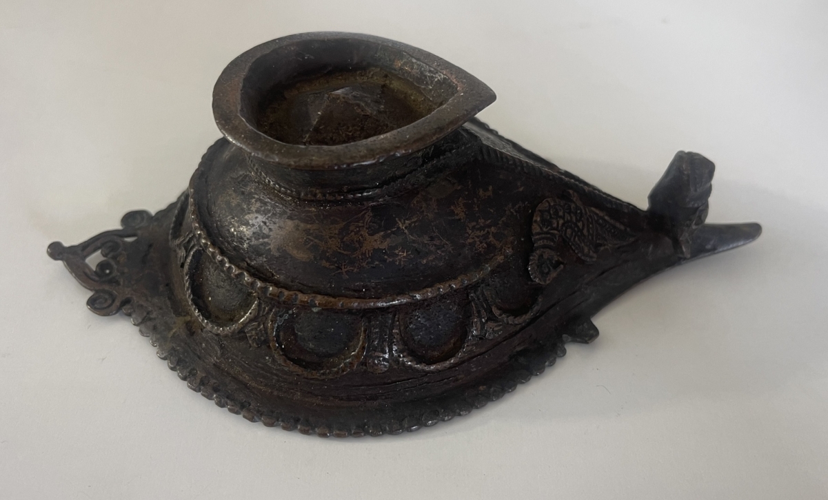 lampe_a_huile_en_bronze_a_patine_inde_ancienne_hindouisme_ou_bouddhisme