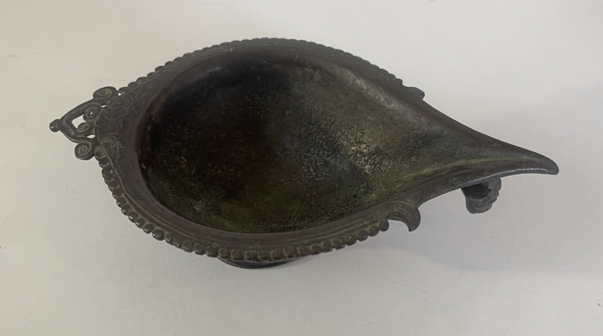 lampe_a_huile_en_bronze_a_patine_inde_ancienne_hindouisme_ou_bouddhisme