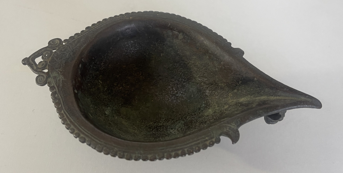 lampe_a_huile_en_bronze_a_patine_inde_ancienne_hindouisme_ou_bouddhisme
