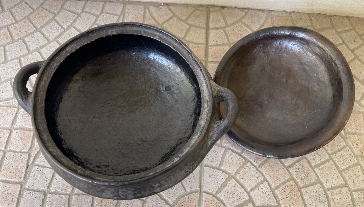 pot_couvert_terre_cuite_couverte_noire_lustree_gourague_ethiopie_afrique