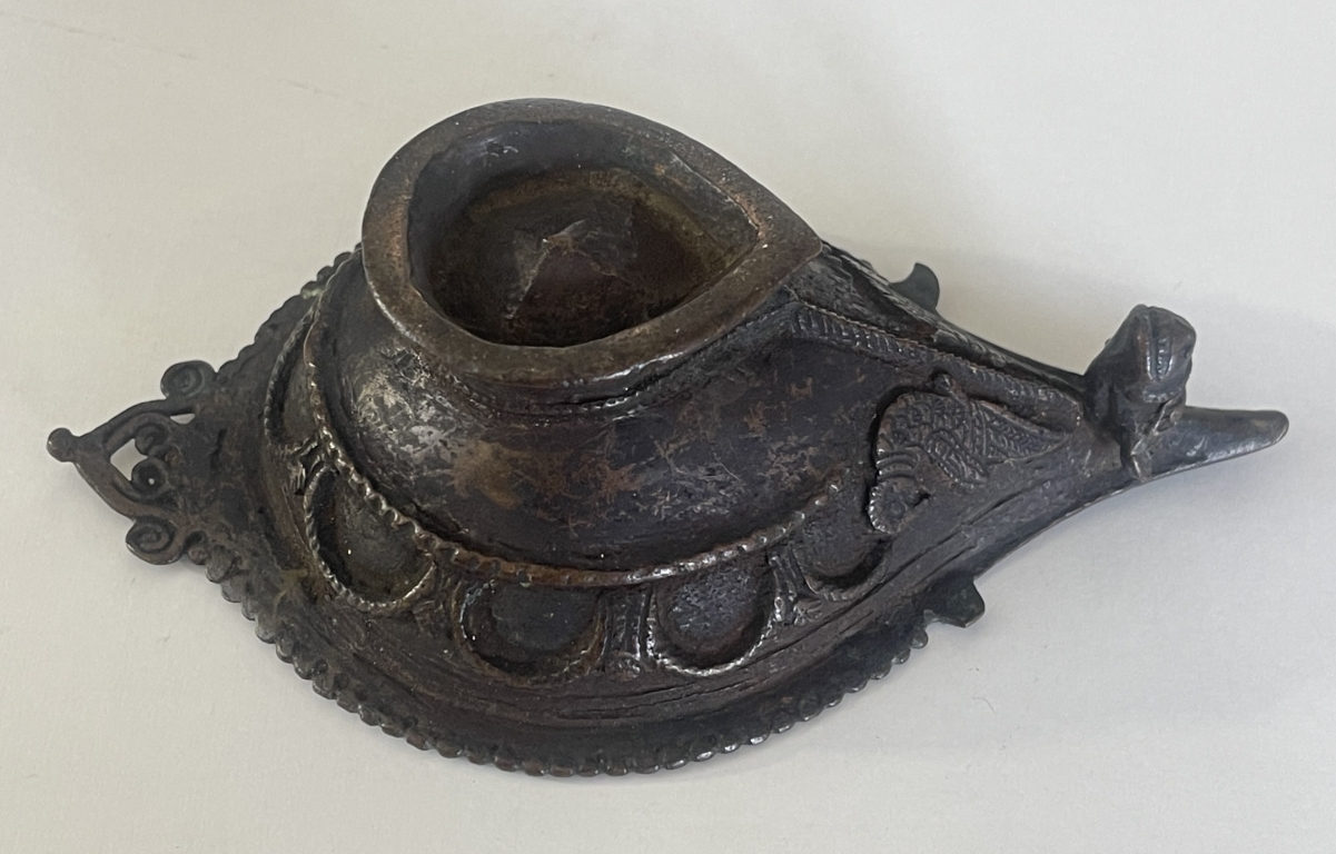 lampe_a_huile_en_bronze_a_patine_inde_ancienne_hindouisme_ou_bouddhisme