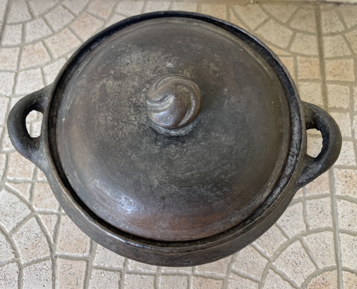 pot_couvert_terre_cuite_couverte_noire_lustree_gourague_ethiopie_afrique