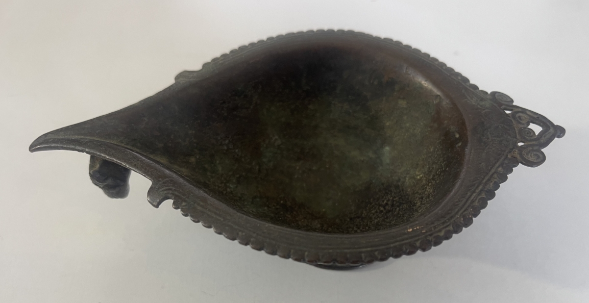 lampe_a_huile_en_bronze_a_patine_inde_ancienne_hindouisme_ou_bouddhisme