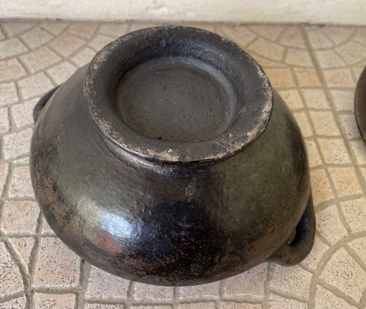 pot_couvert_terre_cuite_couverte_noire_lustree_gourague_ethiopie_afrique