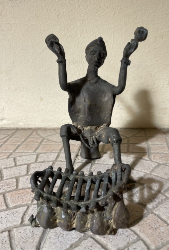 musicien_bassam_golfe_de_guine_bronze_patine_noire_h_15,5_cm_afrique_piece_colon