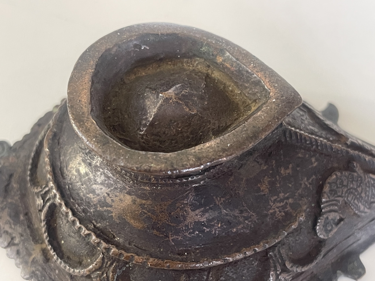 lampe_a_huile_en_bronze_a_patine_inde_ancienne_hindouisme_ou_bouddhisme