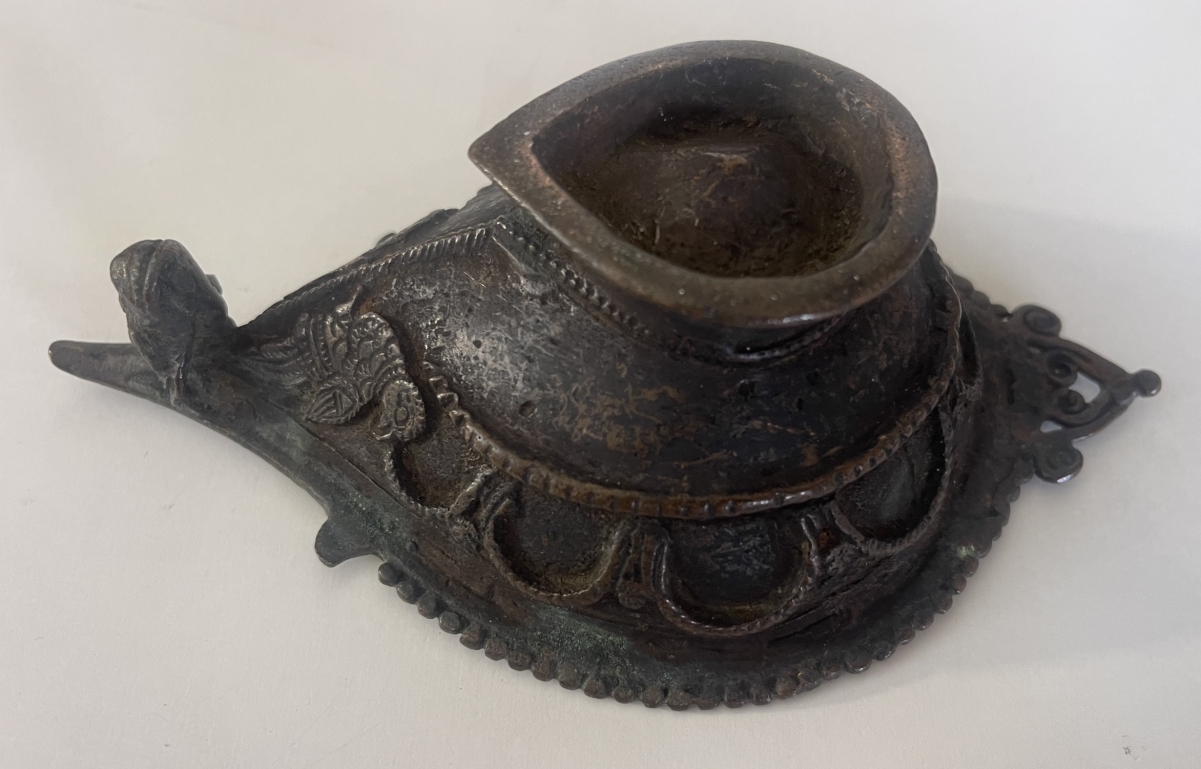 lampe_a_huile_en_bronze_a_patine_inde_ancienne_hindouisme_ou_bouddhisme