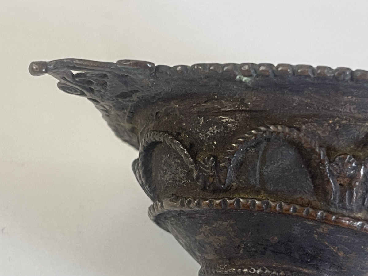 lampe_a_huile_en_bronze_a_patine_inde_ancienne_hindouisme_ou_bouddhisme