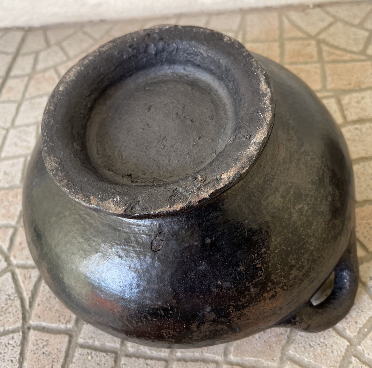 pot_couvert_terre_cuite_couverte_noire_lustree_gourague_ethiopie_afrique
