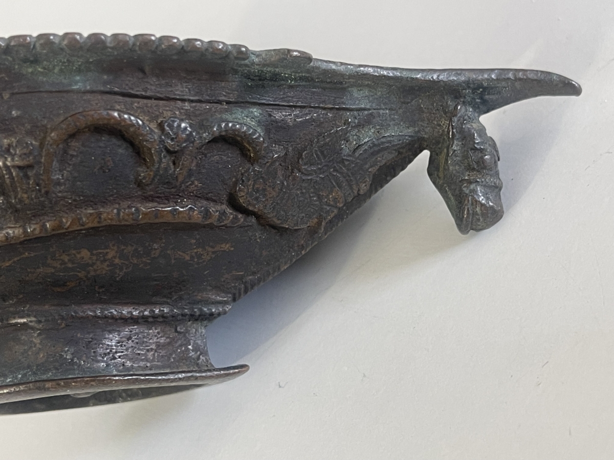 lampe_a_huile_en_bronze_a_patine_inde_ancienne_hindouisme_ou_bouddhisme