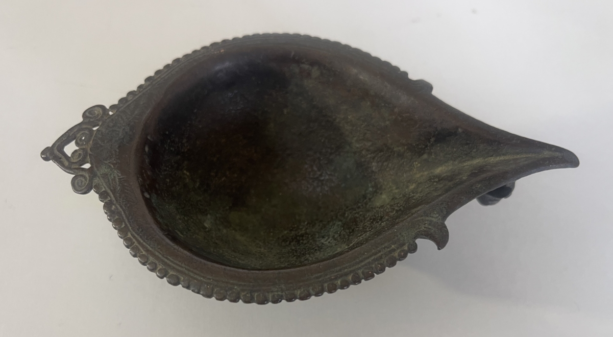 lampe_a_huile_en_bronze_a_patine_inde_ancienne_hindouisme_ou_bouddhisme