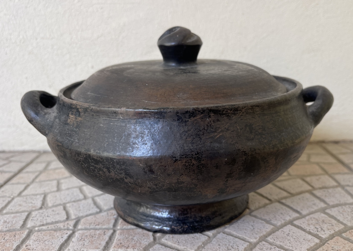 pot_couvert_terre_cuite_couverte_noire_lustree_gourague_ethiopie_afrique
