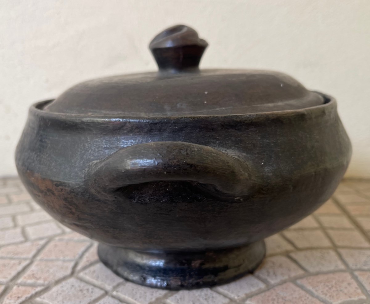pot_couvert_terre_cuite_couverte_noire_lustree_gourague_ethiopie_afrique