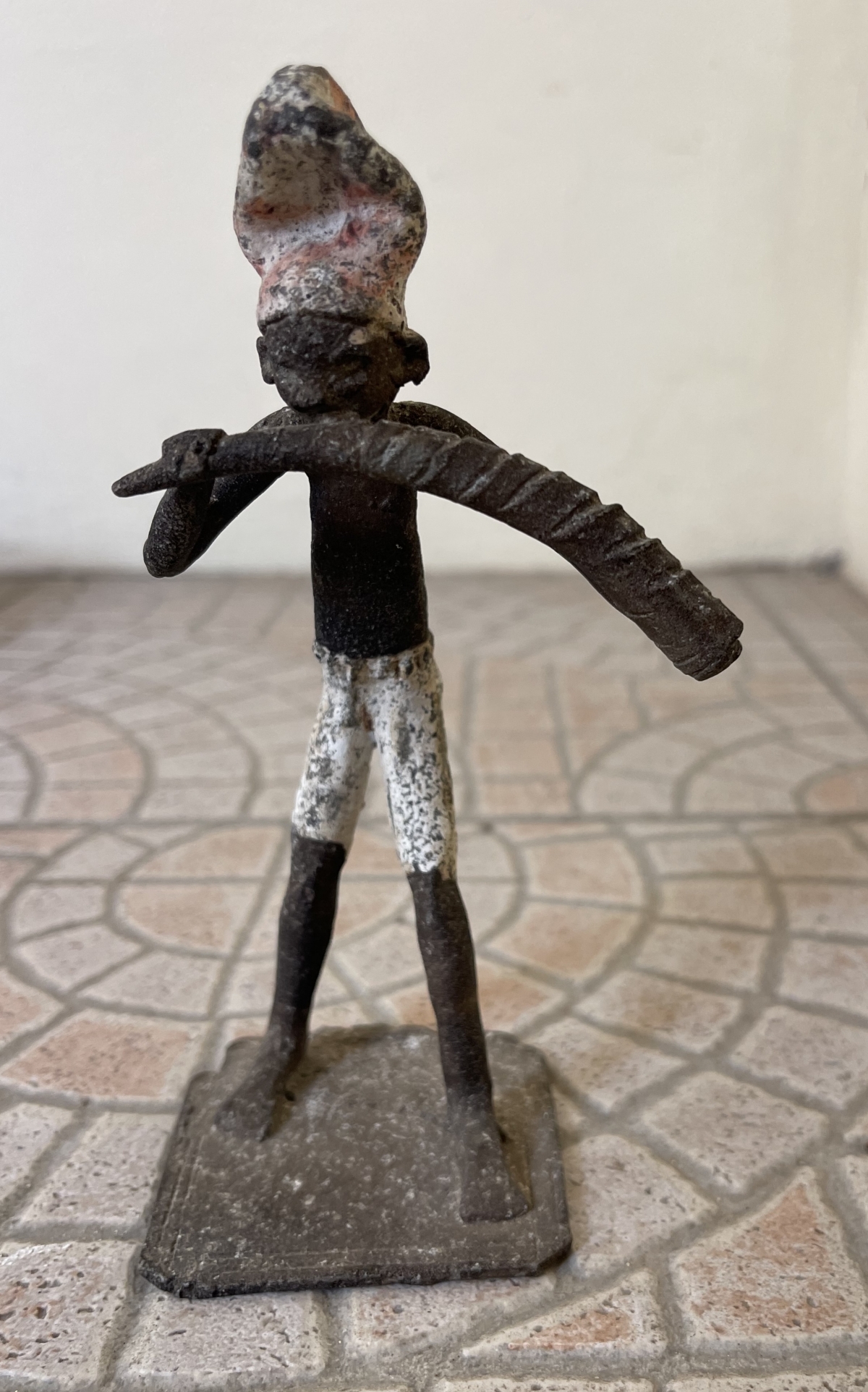 figurine_aluminium_milieu_xxe_h_14,9_cm_musicien_afrique_olifant