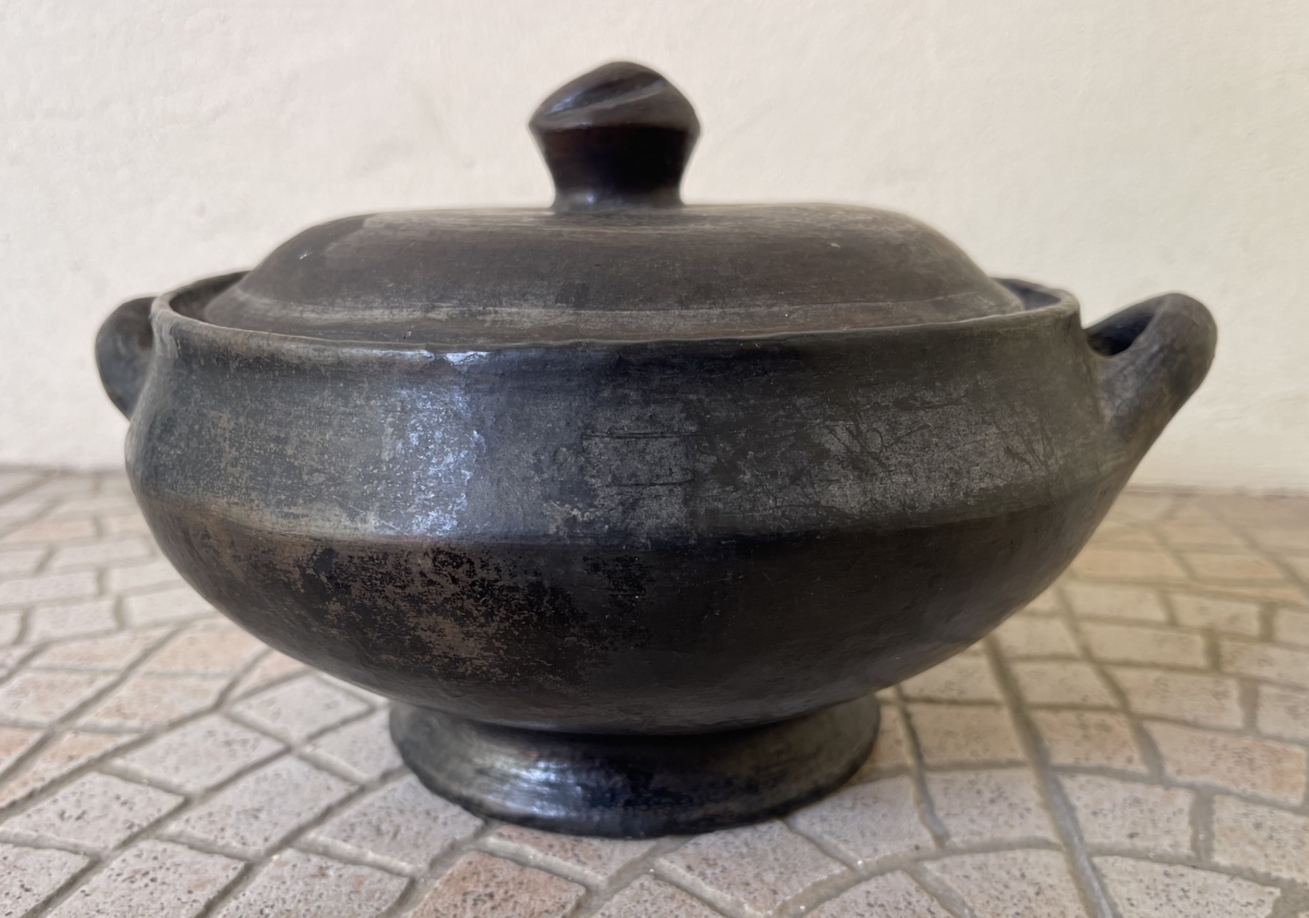 pot_couvert_terre_cuite_couverte_noire_lustree_gourague_ethiopie_afrique