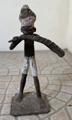 figurine_aluminium_milieu_xxe_h_14,9_cm_musicien_afrique_olifant