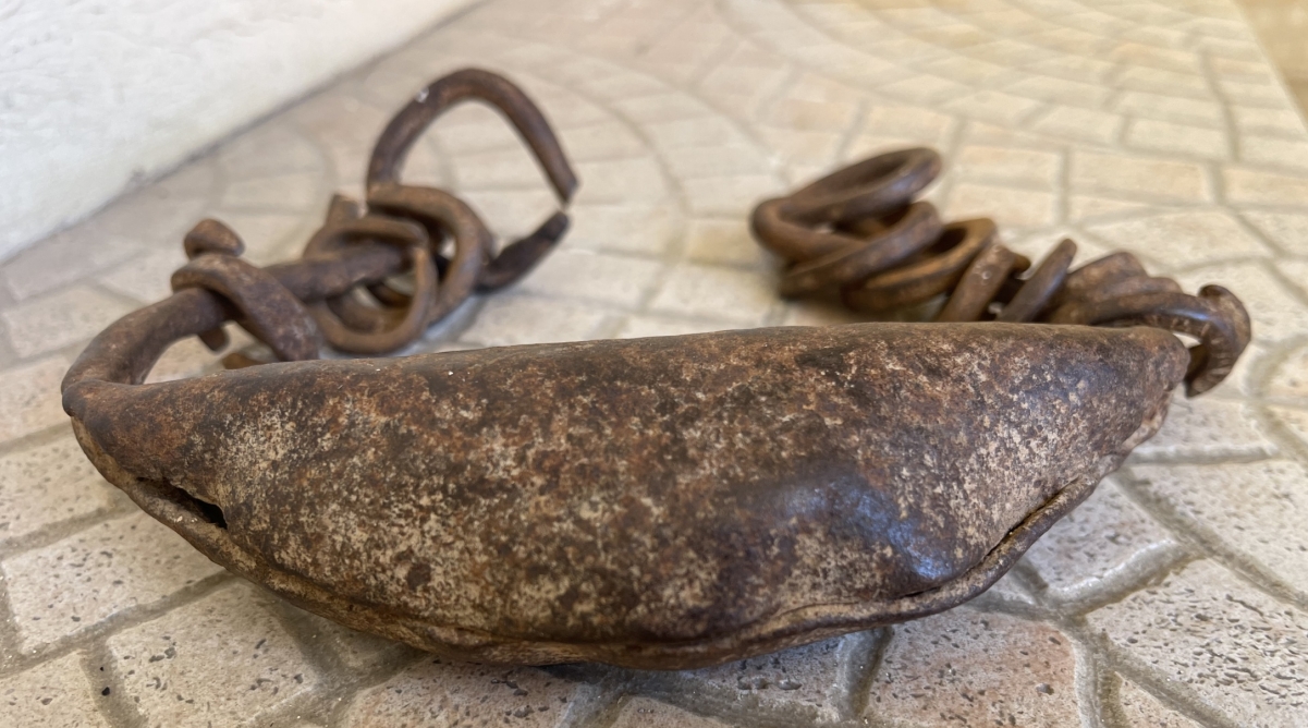 dogon_collier_sacre_de_fer_de_pretre_benekesena_pendentif_afrique