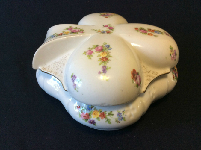 grosse_boite_trefle_en_porcelaine_xixe__diametre_16_cm_hauteur_7,6_cm_