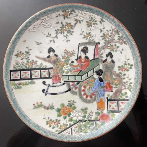 chine_assiette_en_porcelaine_et_emaux_xixe_decor_de_scene_de_cour_et_de_fleurs