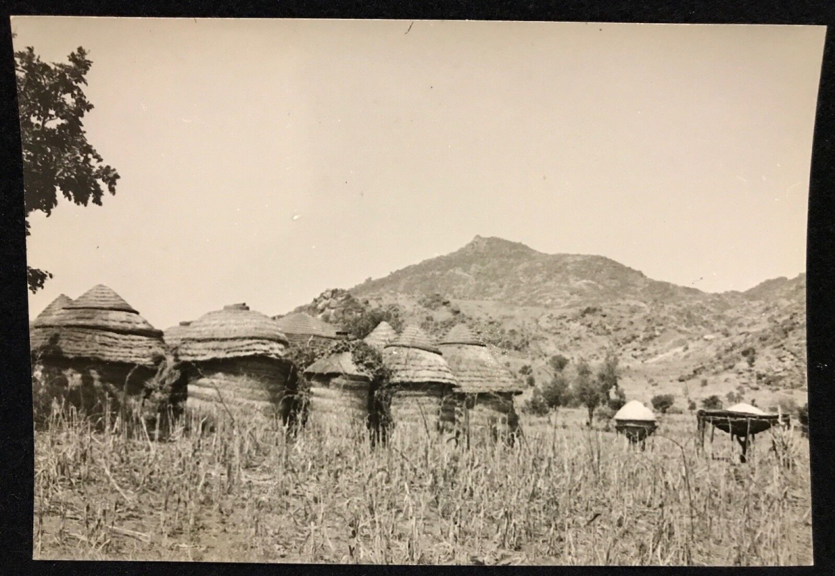 cameroun__village_rhumsiki__ethnie_kapsiki_afrique__circa_1950__tirage_argentique_
