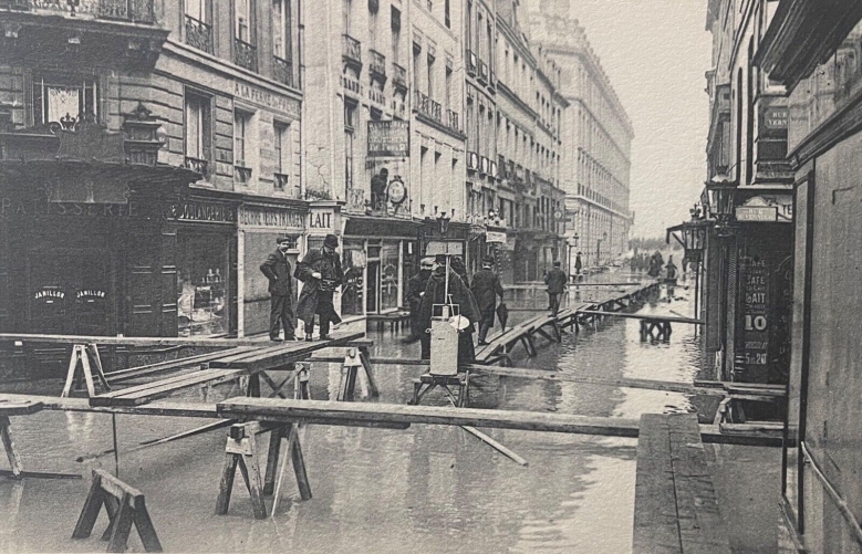 paris_inondation_rue_du_bac_heliogravure_de_1910_france